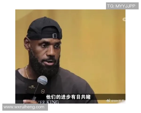 詹姆斯替补席上显不满情绪频频起身运球引发关注