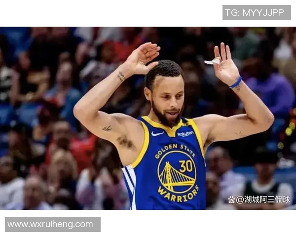 老将默契配合霍福德助攻库里精彩反篮打成21