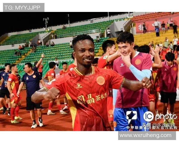 广西外援阿萨莫阿遭遇颈椎骨折意外撞坏场边LED广告牌引发关注