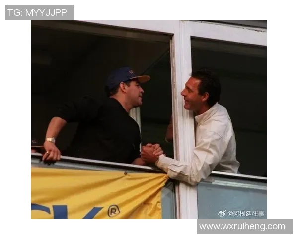 阿根廷全队球员佩戴黑色袖标悼念已故博卡主帅鲁索的感人时刻 阿根廷全队球员佩戴黑色袖标悼念已故博卡主帅鲁索的感人时刻