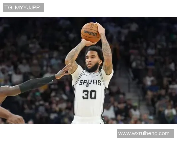 米切尔赛后失落情绪明显罕见不接受采访专注手机发呆状态引发关注