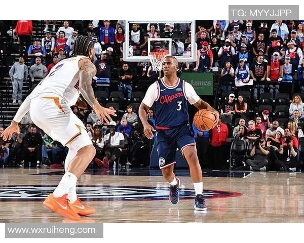 快船赢球却气氛沉闷保罗多次尝试激活球队氛围未果