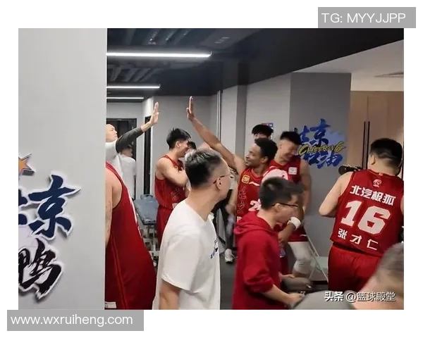 曾凡博与狄龙赛前激情致辞引发现场球迷热烈欢呼气氛高涨